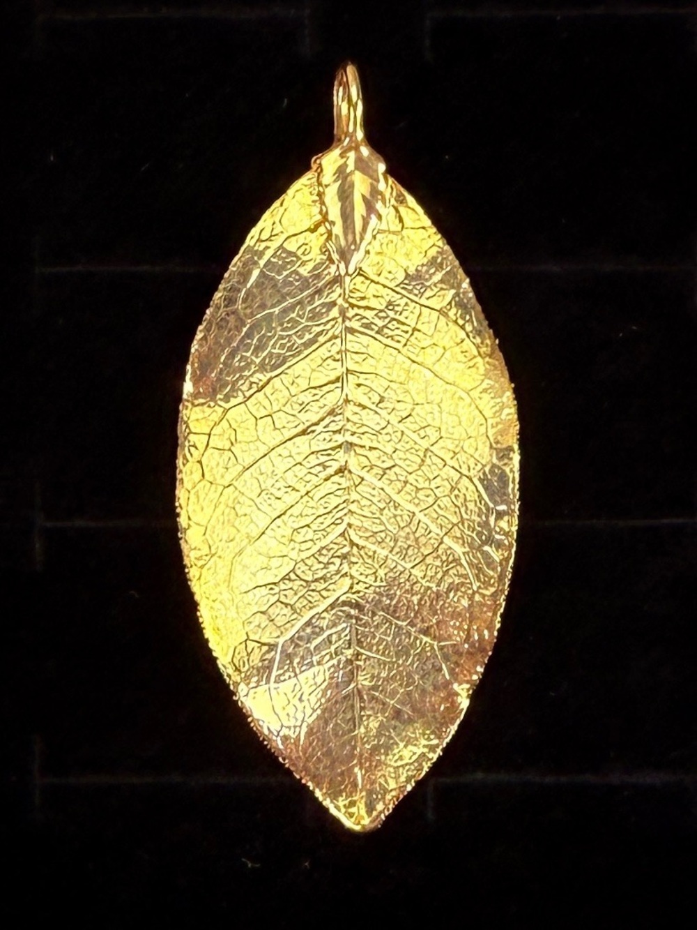 Stunning, lightweight, goldtone Leaf Pendant